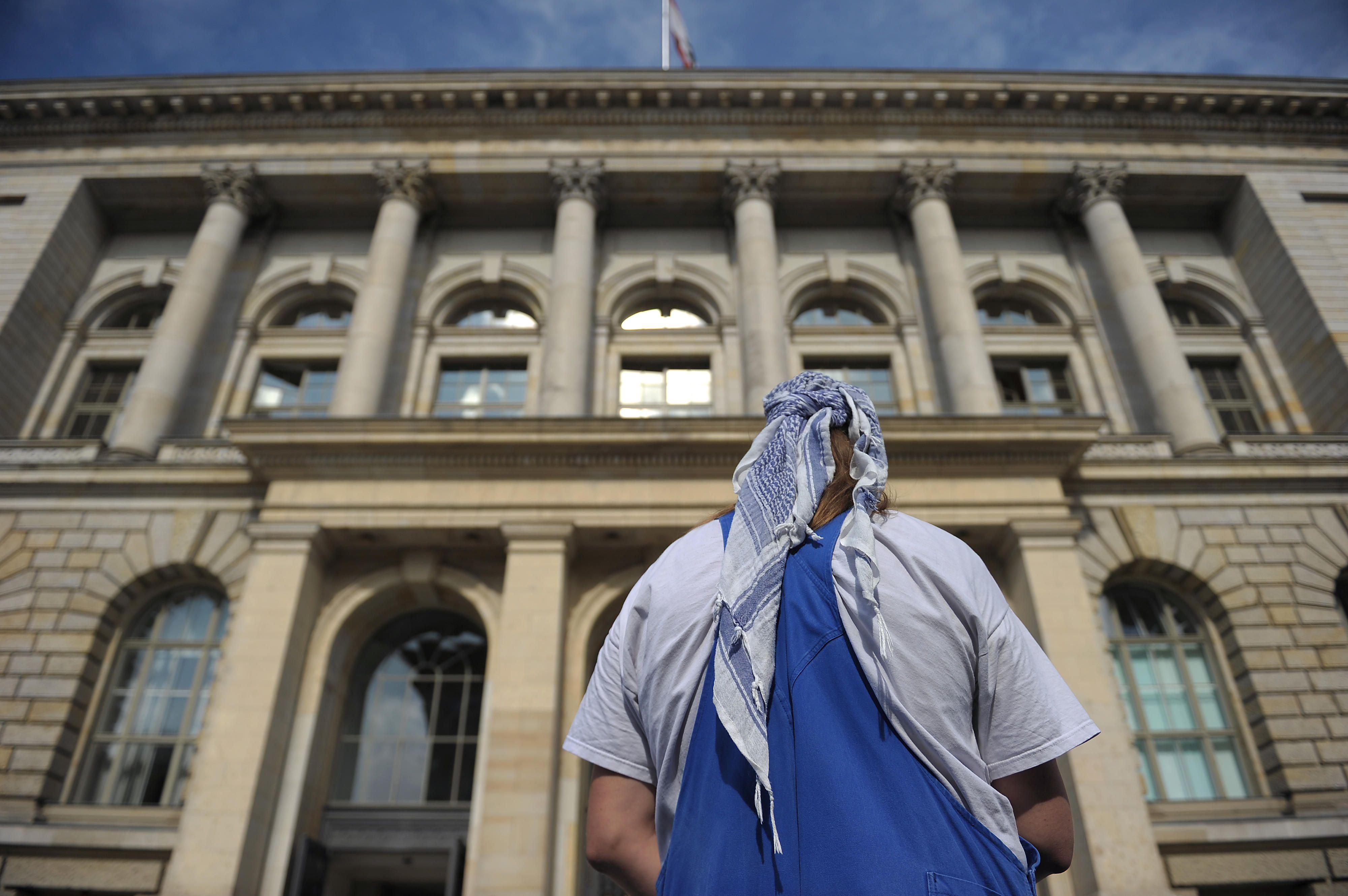 Gerwald Claus-Brunner vor dem Abgeordnetenhaus in Berlin