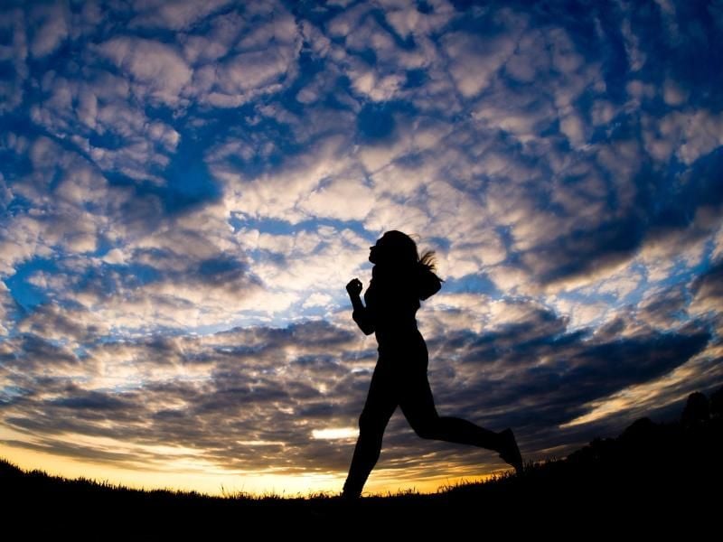 Im Herbst und Winter sind viele Joggerinnen und Jogger in der Dunkelheit oder bei Dämmerlicht unterwegs. Foto: Christoph Schmidt/dpa/dpa-tmn