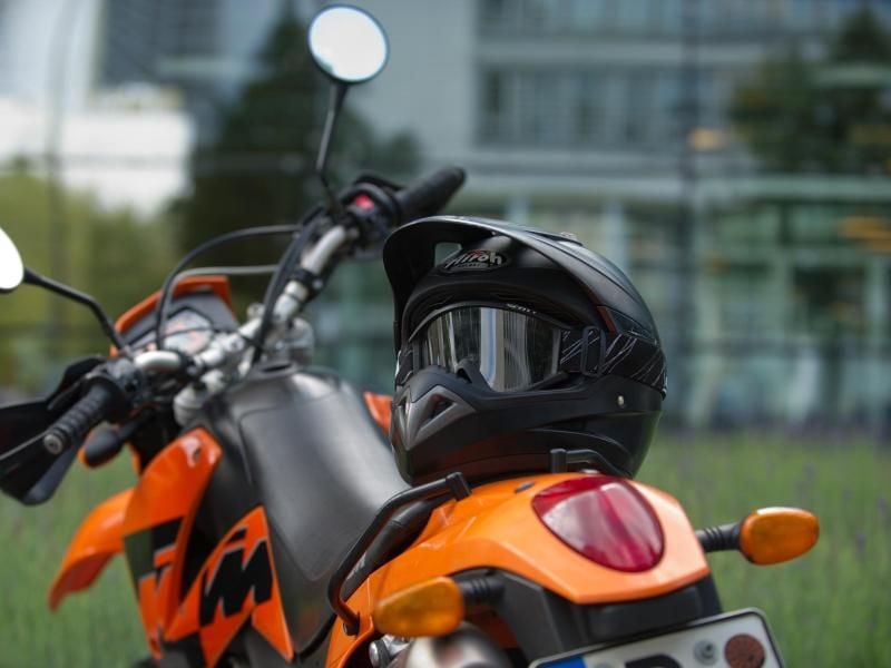 Zu einer sicheren Motorradausrüstung gehört auch ein guter Motorradhelm. Und dieser muss nicht teuer sein, wie ein Test des Tüv Rheinland zeigt. Foto: Andrea Warnecke