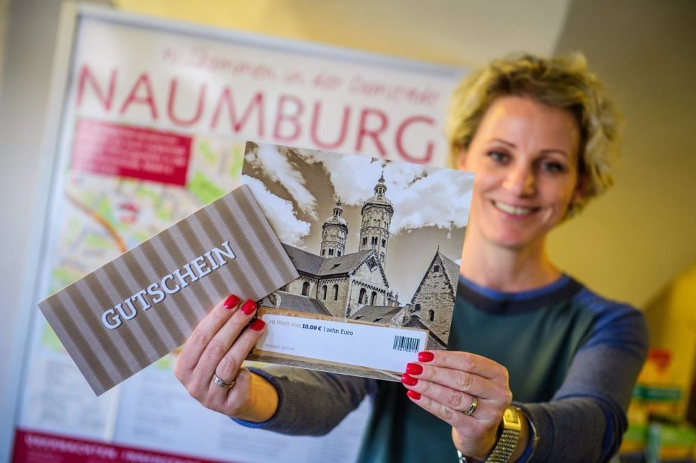 Katja Wille, Vorstandsmitglied im Naumburger Innenstadtverein, mit dem neuen Gutschein, der über einen EAN-Strichcode verfügt.