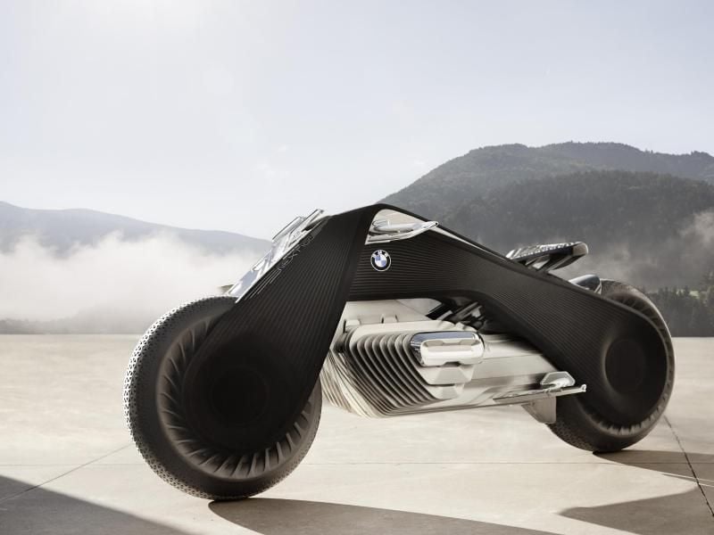 Extravaganz auf zwei Rädern: Mit der elektrischen Designstudie „Vision Next100” blickt BMW anlässlich des 100. Firmenjubiläums in die Zukunft. Foto: BMW