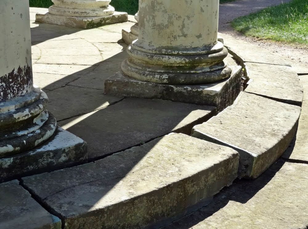 Viele Teile der Stufen am Ionischen Tempel sind locker. Noch 2018 soll saniert werden.