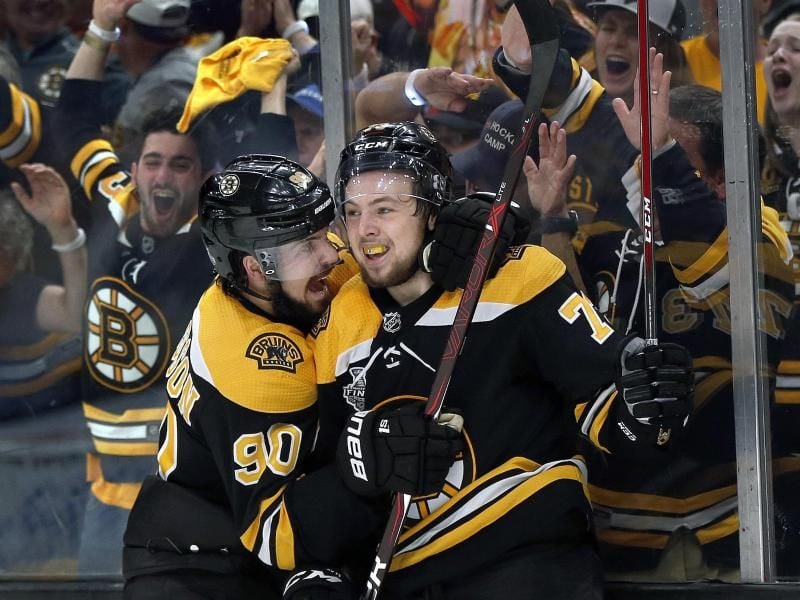 Marcus Johansson (l) und Charlie McAvoy von den Boston Bruins feiern den Sieg gegen die St. Louis Blues. Foto: Michael Dwyer/AP/dpa