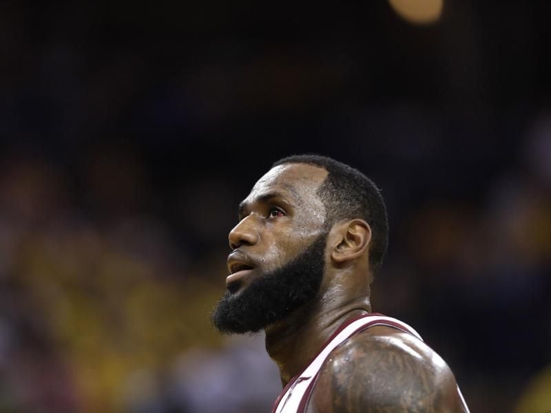 Basketball-Star LeBron James kritisiert US-Präsident Trump für dessen Verhalten in der Debatte über Respekt vor der US-Nationalhymne. Foto: Maracio Jose Sanchez/AP
