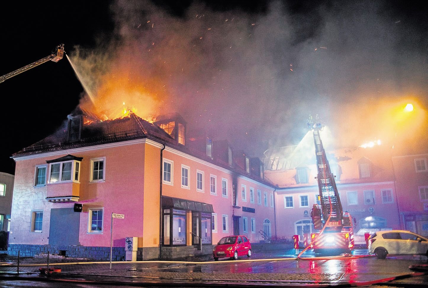 Am 21. Februar brach in Bautzen nachts in einer geplanten Flüchtlingsunterkunft Feuer aus. Umstehende applaudierten.