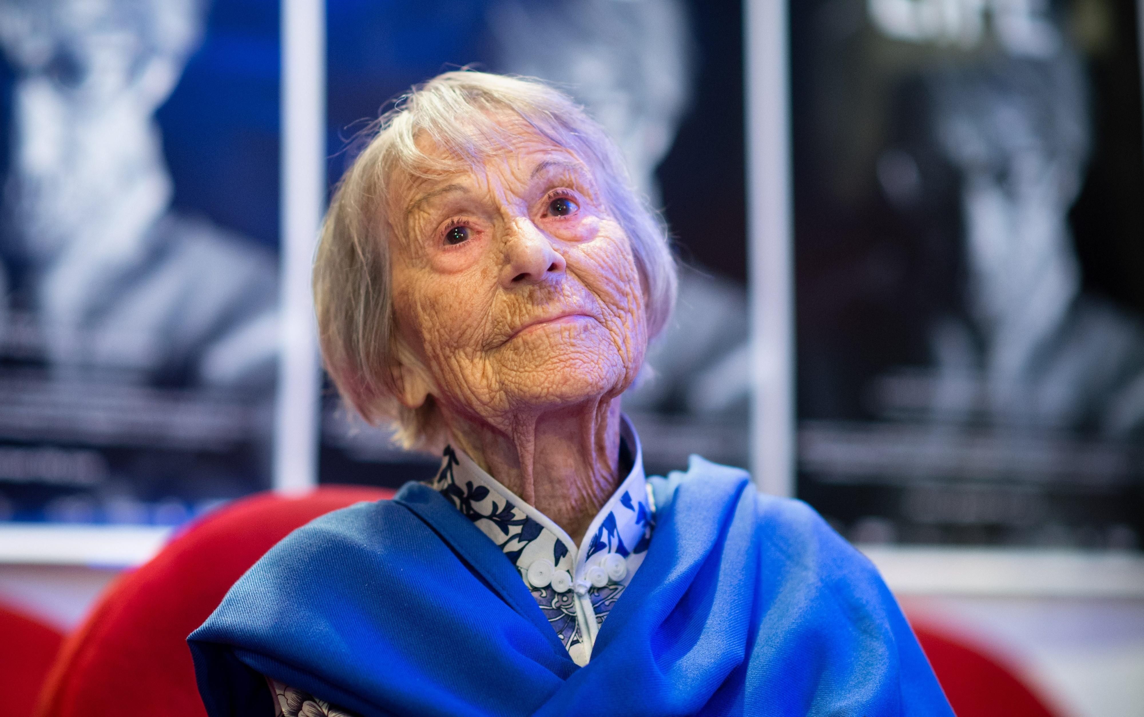 Brunhilde Pomsel, damalige Sekretärin bei NS-Propagandaminister Goebbels, blickt nach der Filmpremiere von "Ein deutsches Leben" im Kino Rio in München (Bayern) in die Kamera.