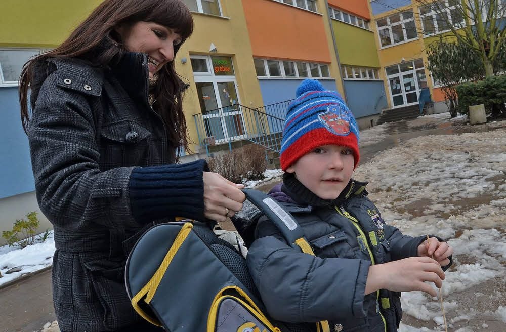 Sabrina Kersten holt Sohn Lenny aus der Grundschule Pfeilergraben ab, die der Erstklässler seit einem Schulwechsel besucht.