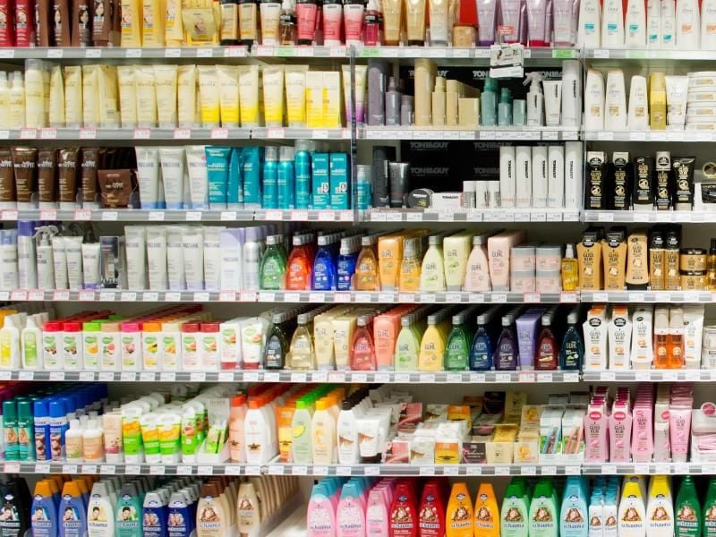 Um zu verhindern, dass sich bei hoher Luftfeuchtigkeit die Frisur verformt, benutzt man am besten Anit-Frizz-Produkte. Foto: Julian Stratenschulte