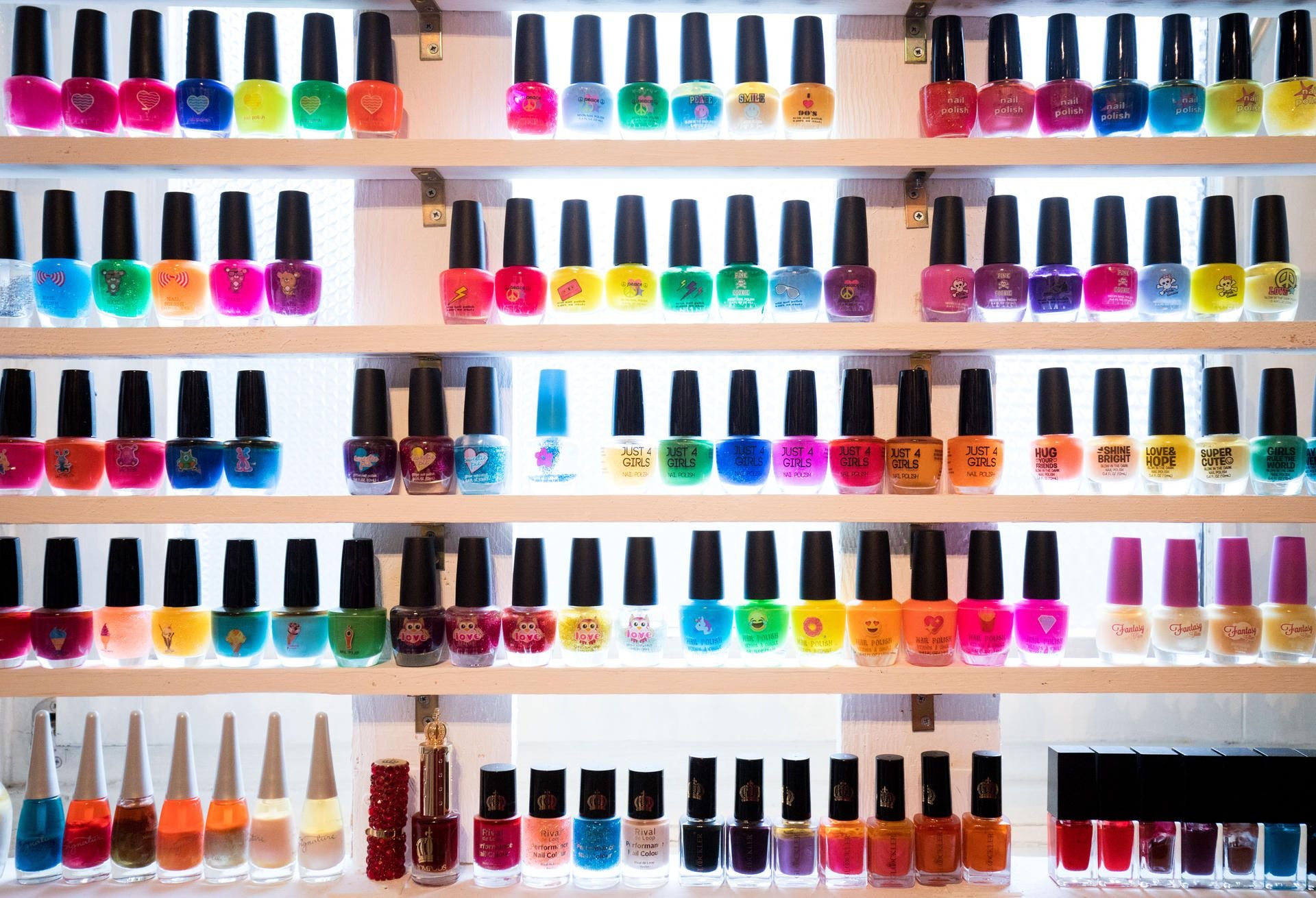 Nagellack gibt es in allen erdenklichen Farben.