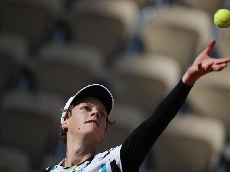 Der 19-jährige Zverev-Bezwinger Jannik Sinner trifft im Viertelfinale auf den zwölfmaligen French-Open-Sieger Rafael Nadal. Foto: Christophe Ena/AP/dpa