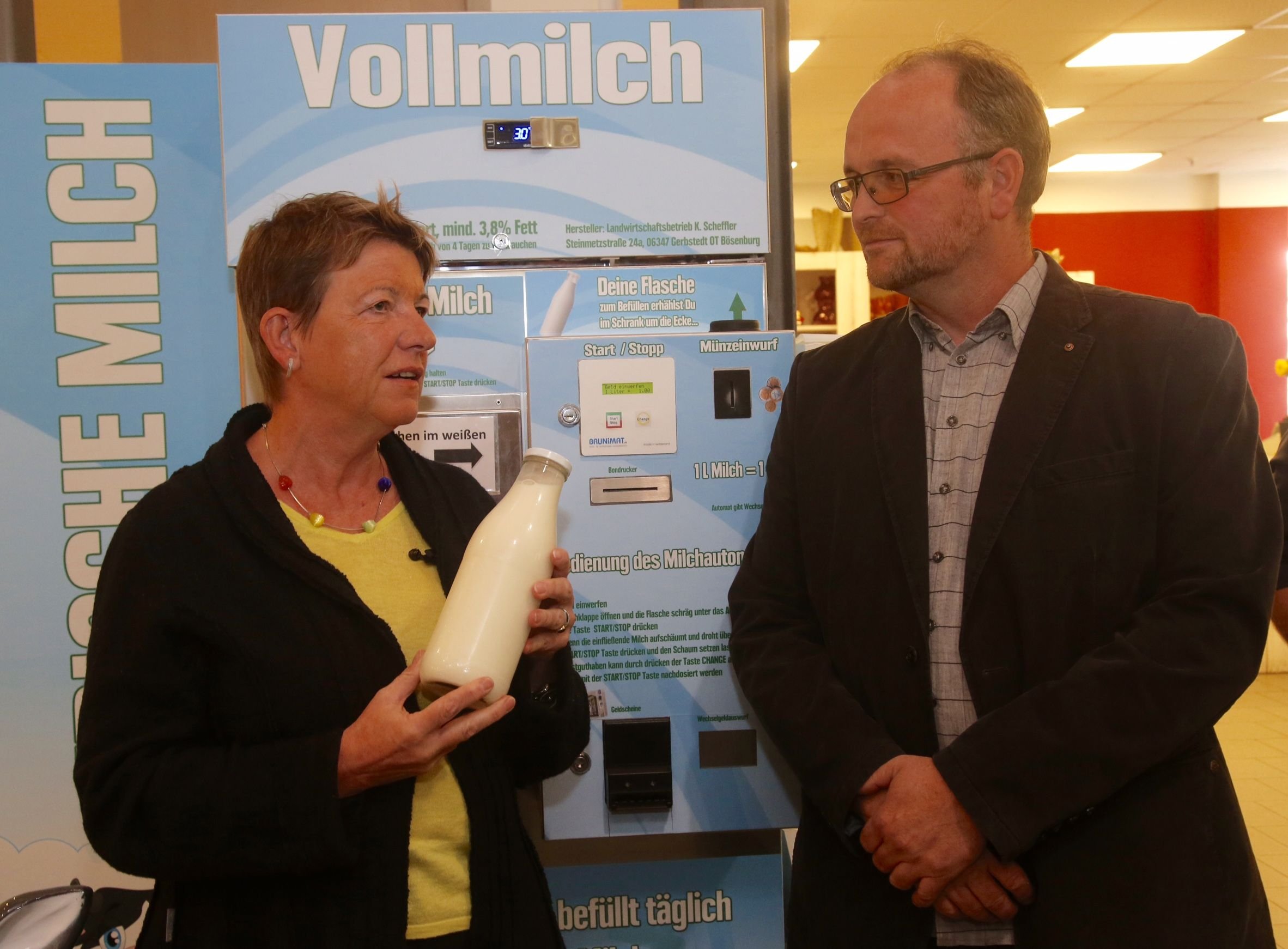 Landwirt Karsten Scheffler (rechts) und die Landwirtschaftsministerin von Sachsen-Anhalt Claudia Dalbert (Bündnis 90/Die Grünen) waren gekommen, um den neuen Milchautomat einzuweihen.