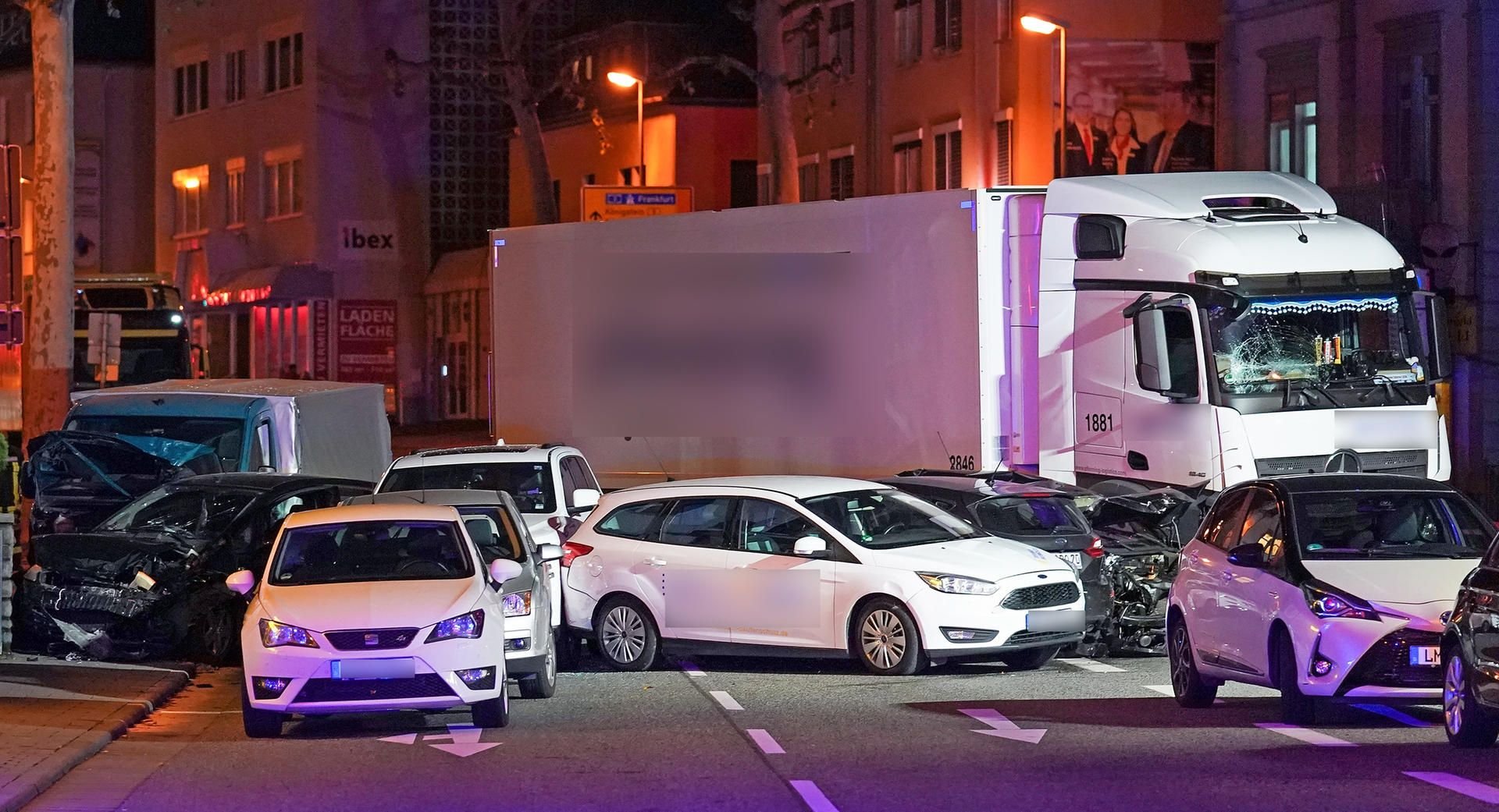Ein Lastwagen ist im hessischen Limburg auf mehrere vor einer roten Ampel vor dem Landgericht stehende Fahrzeuge aufgefahren. Mehr als ein Dutzend Menschen seien dabei verletzt worden.