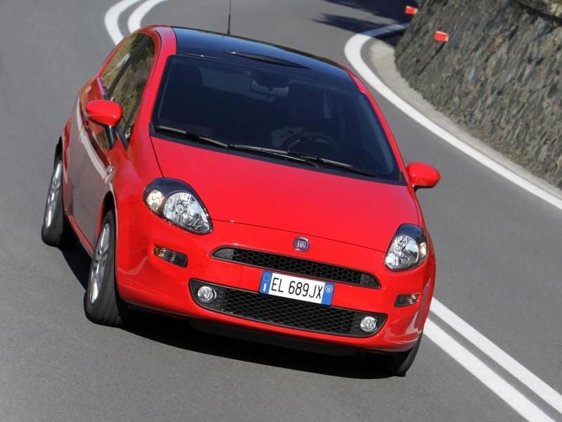Rot wie ein Ferrari: Der kleine Fiat Punto steht für italienische Mobilität zu kleinen Preisen. Foto: FCA Group/dpa-tmn