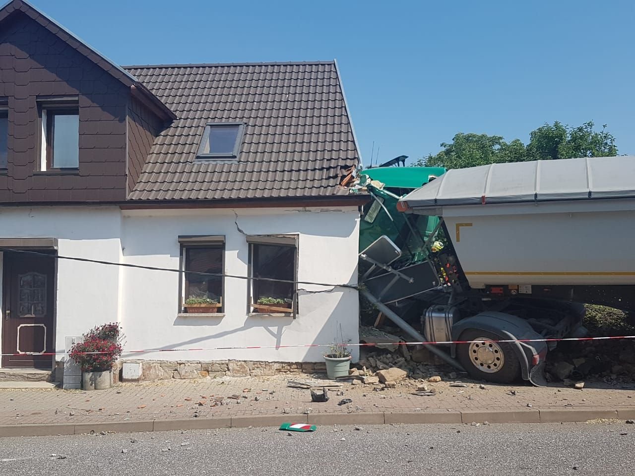 In Schafstädt ist ein Lkw in ein Wohnhaus gefahren.