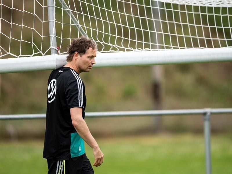 Co-Trainer Markus Sorg packt beim Training der Nationalmannschaft im Stadion De Koel mit an. Foto: Marius Becker