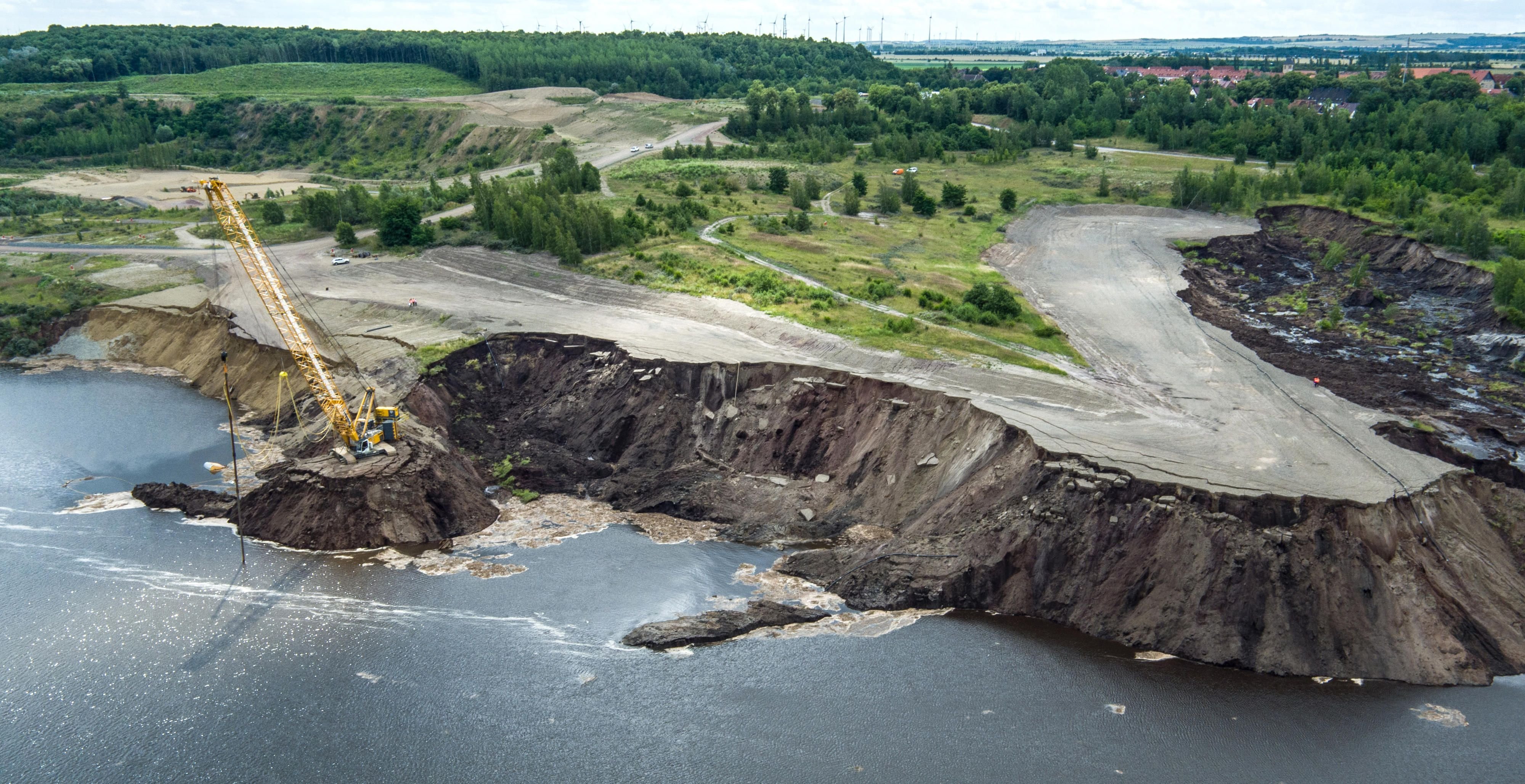 Auch die im Juni durch einen Erdrutsch entstandenen Schäden am Concordia See in Nachterstedt (Salzlandkreis) sollen mit den Mitteln beseitigt werden.