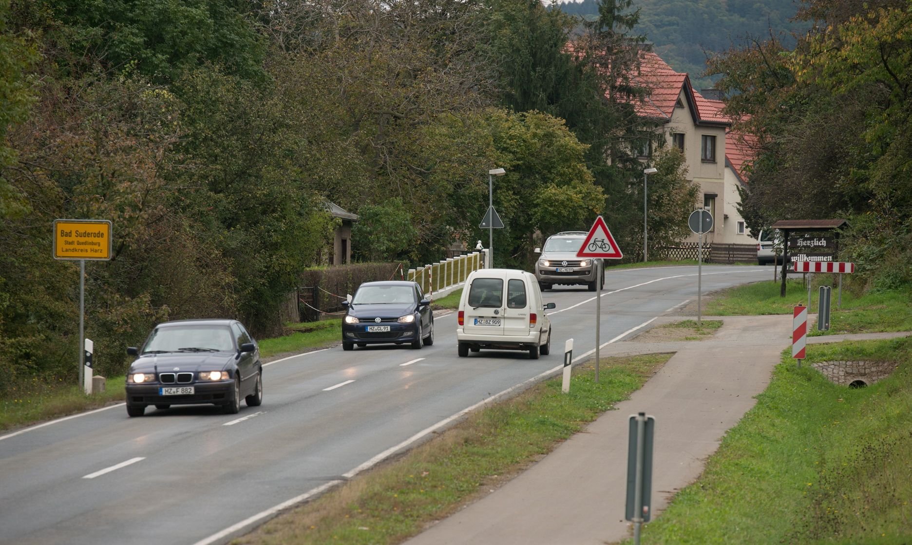 An der Chausseestraße am Ortseingang von Bad Suderode endet der Rad- und Fußweg in den Ort.