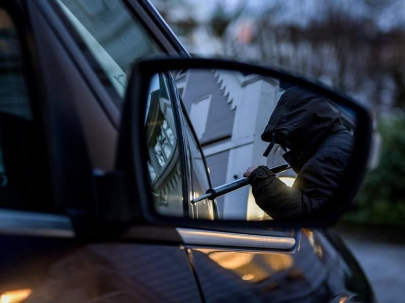 Ein Autodieb am Werk. Foto: Axel Heimken/Archivbild