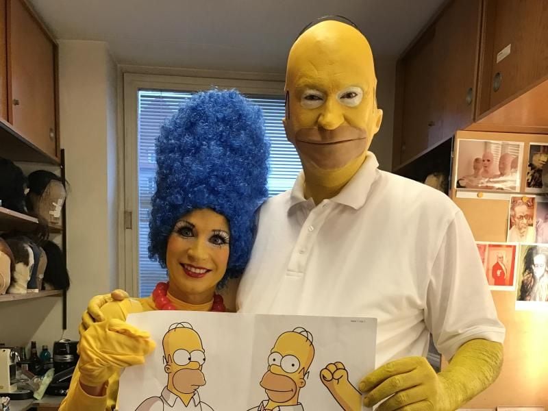 Bayerns Finanzminister Markus Söder (CSU) verwandelt sich in Homer Simpson, seine Frau Karin in Marge Simpson. Foto: Bayerisches Staatsministerium der Finanzen, für Landesentwicklung und Heimat