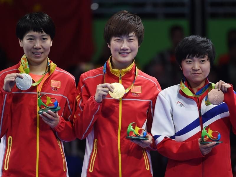 Ding Ning (M) darf sich ab sofort Olympiasiegerin nennen. Foto: Facundo Arrizabalaga