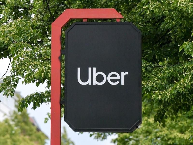 Ein Gericht hat es Uber untersagt, seine Fahrdienste nach dem bisherigen Verfahren zu vermitteln. Foto: Jens Kalaene/zb/dpa