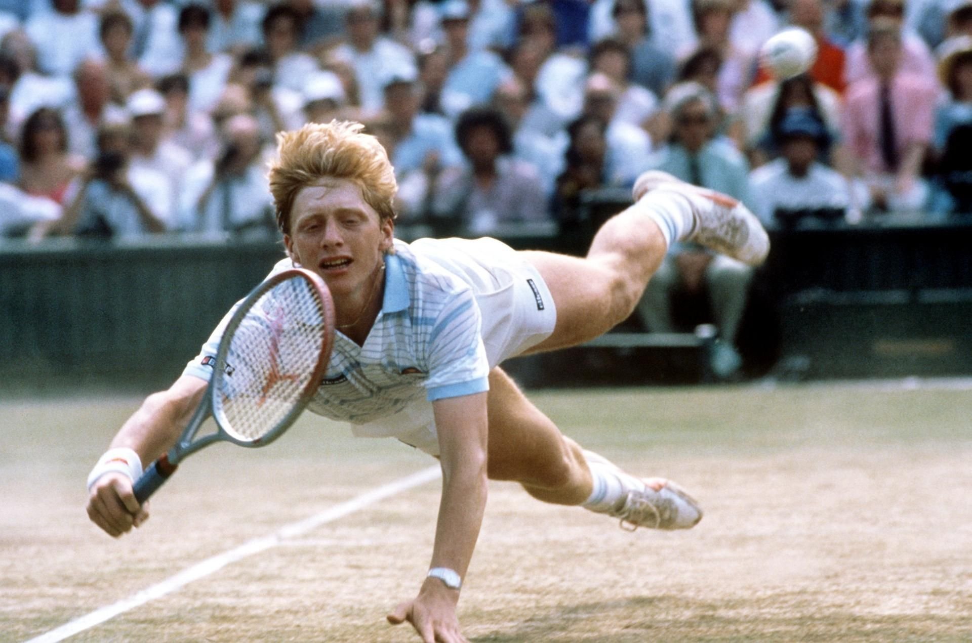 Der deutsche Tennisspieler Boris Becker hechtet während des Turniers in Wimbledon nach einem Ball.