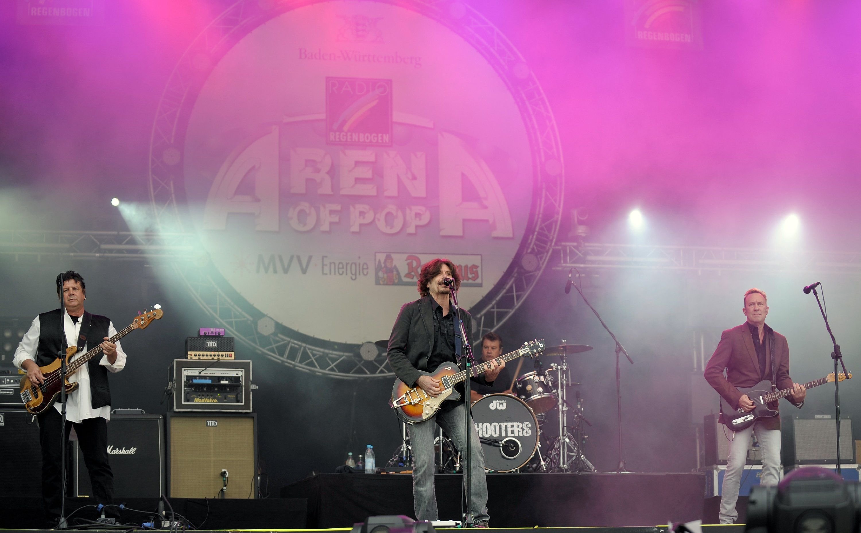 Eric Bazilian (M) spielt mit der amerikanischen Folkrock-Band "The Hooters" bei einem Auftritt 2009 in Mannheim.