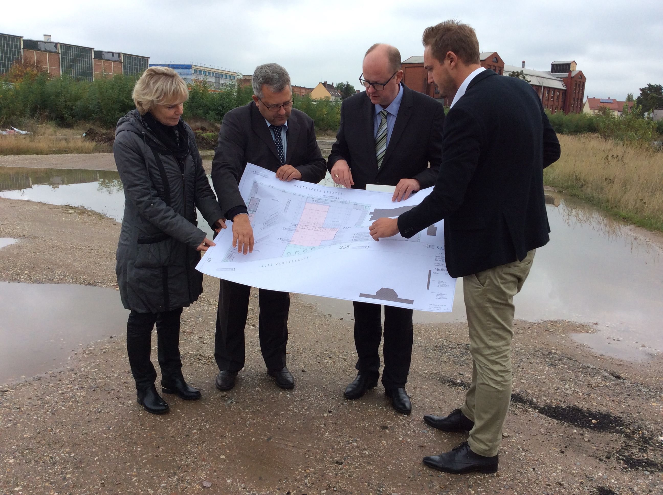 Ines Will vom Wirtschaftsamt der Stadt, Investor Michael Föll, Minister Jörg Felgner und Investor Daniel Weinreuter schauen sich den Plan der neuen Anlage an. Sie wird auf dem Areal der ehemaligen Zemag in der Alten Werkstrasse entstehen.