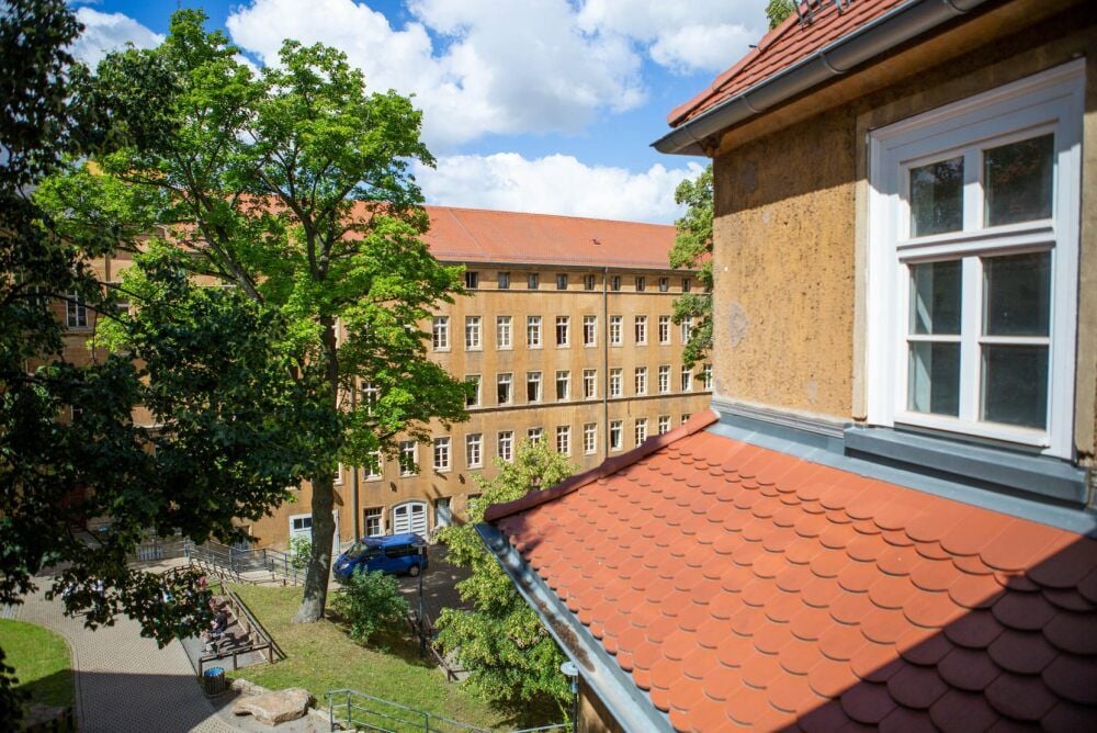 Blick auf den Schulhof von Droyßig.