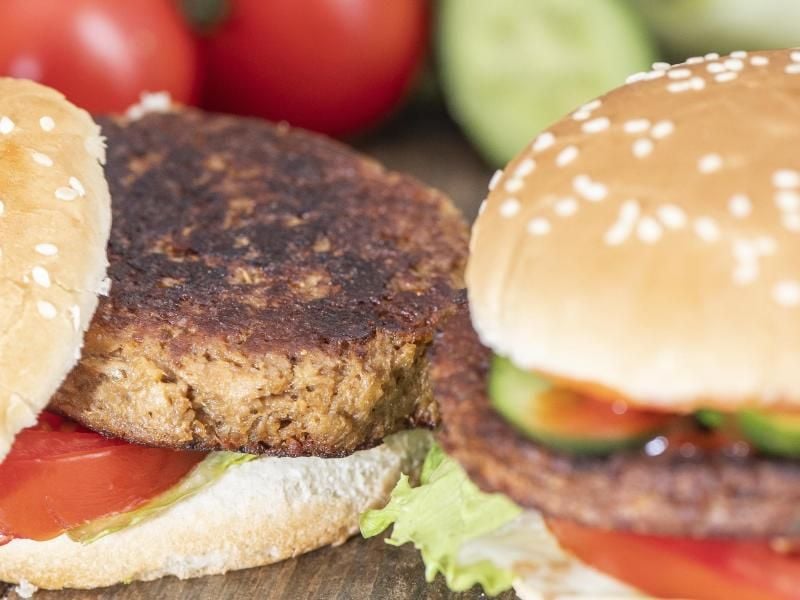 Mehr als die Hälfte der von „Öko-Test” geprüften veganen Burger-Bratlinge war durch Mineralölbestandteile verunreinigt. Foto: Robert Günther/dpa-tmn