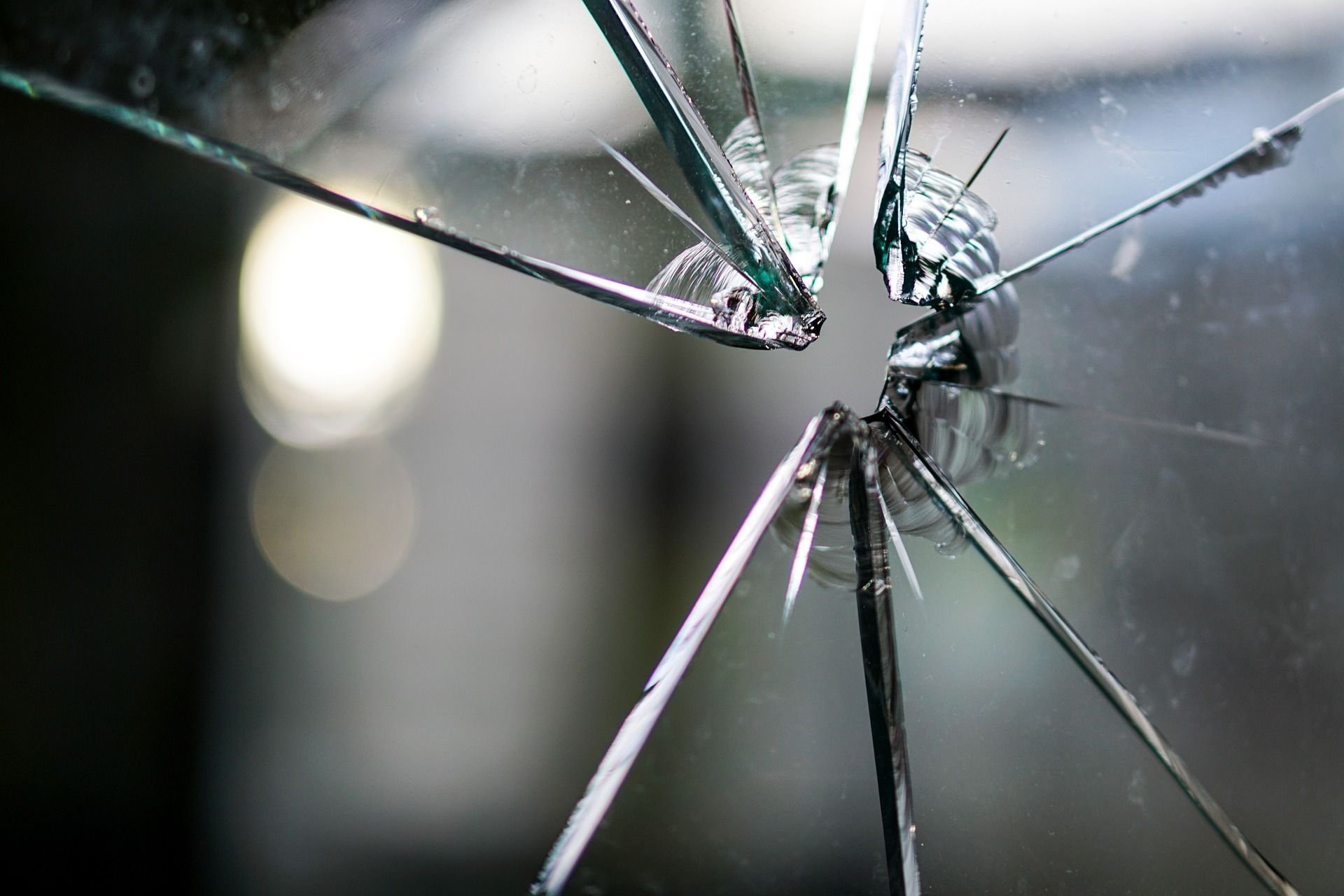 Die Polizei ermittelt, was es mit den eingeworfenen Fensterscheiben auf sich hat und wer dahinter steckt.