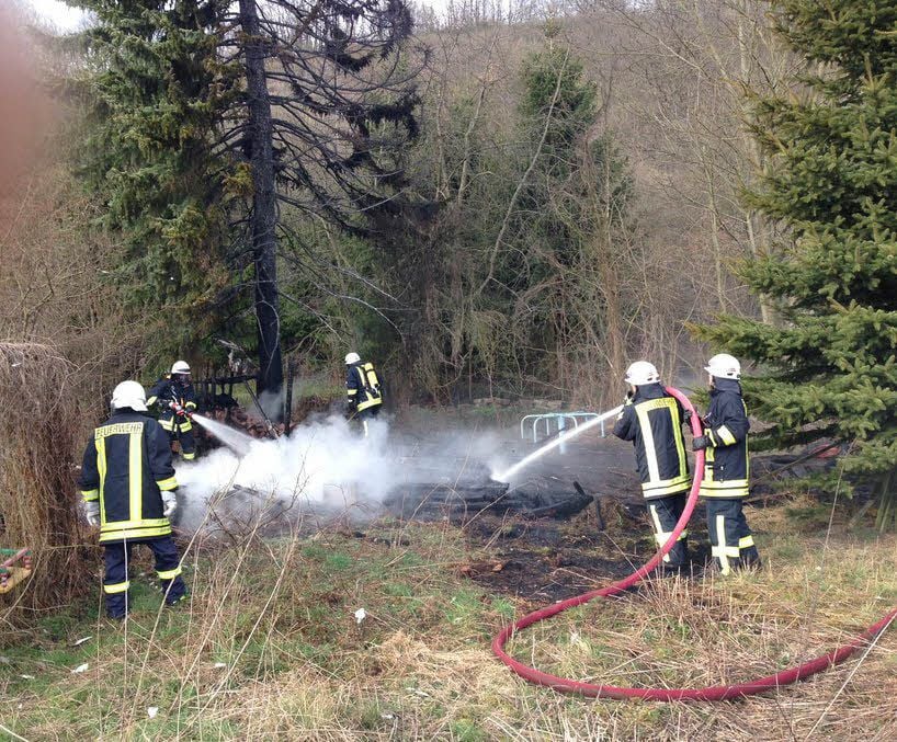 Am Kirchplatz in Hergisdorf ist ein Schuppen in Brand geraten.