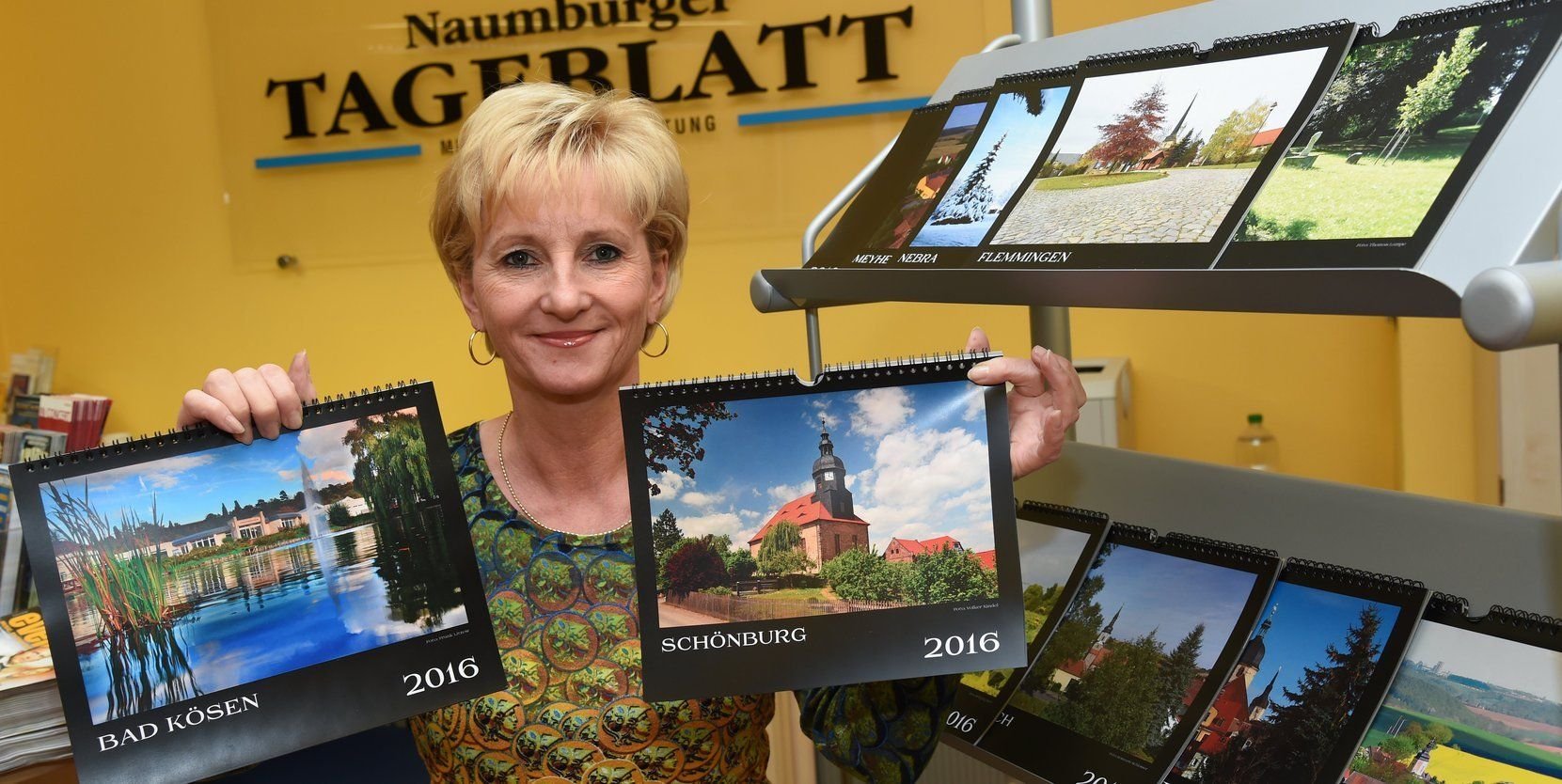 Bärbel Kielas, Mitarbeiterin der Tageblatt/MZ-Geschäftsstelle, zeigt die Heimatkalenderr für das Jahr 2016.