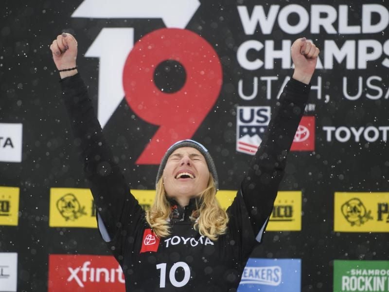 Selina Jörg feiert ihr WM-Gold bei der Snowboard-WM in Park City. Foto: Alex Goodlett/FR71569AP