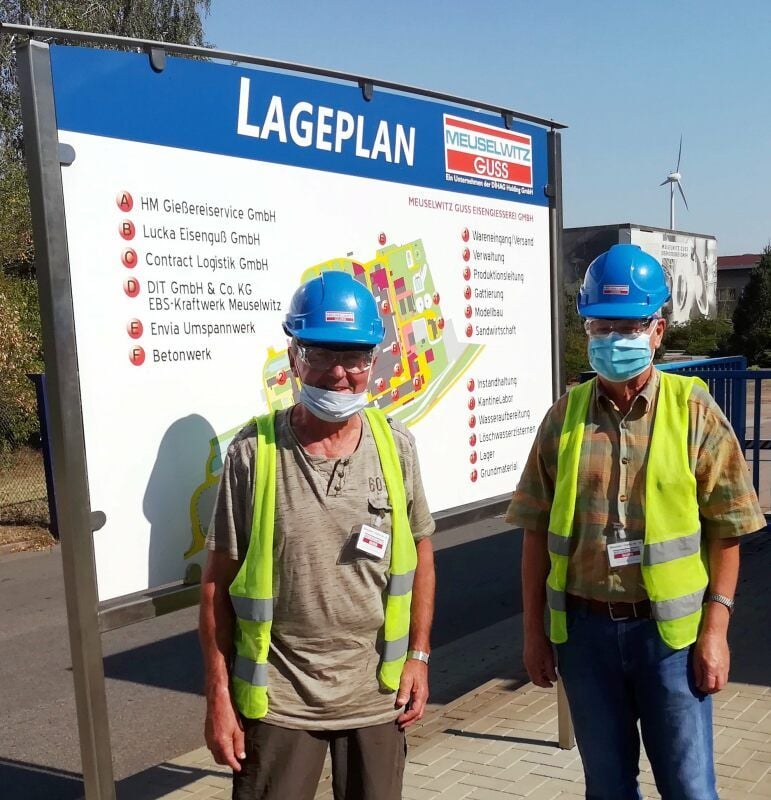 Die Plossiger Gerhard und Hartmut Schmidt am Eingang zu dem Werk in Meuselwitz in Thüringen