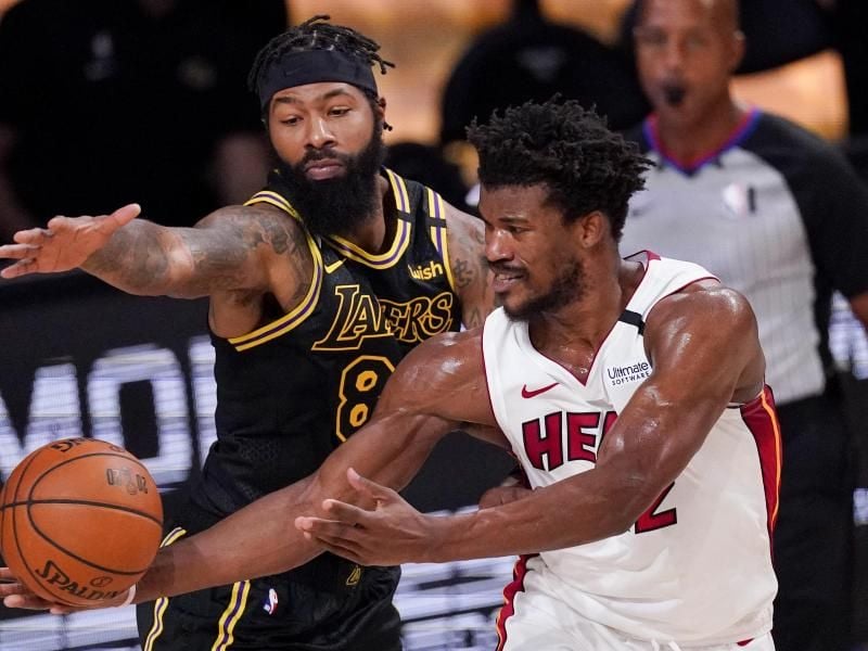 Markieff Morris (l) von den Los Angeles Lakers verteidigt gegen Miamis Jimmy Butler. Foto: Mark J. Terrill/AP/dpa