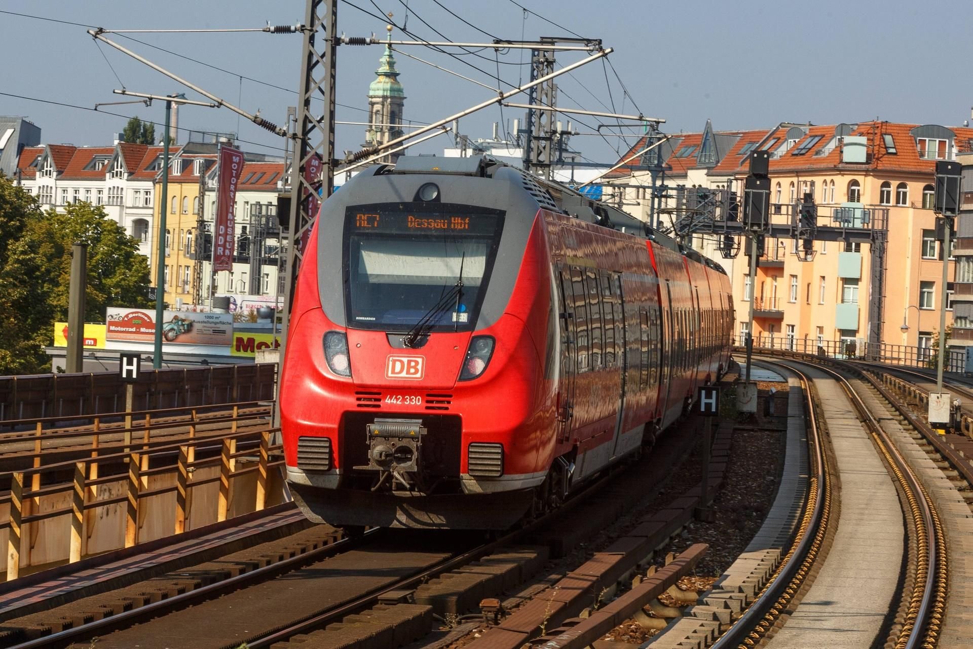 Die Regionalbahn zwischen Dessau und Berlin soll künftig häufiger fahren – zumindest auf einem Streckenabschnitt.