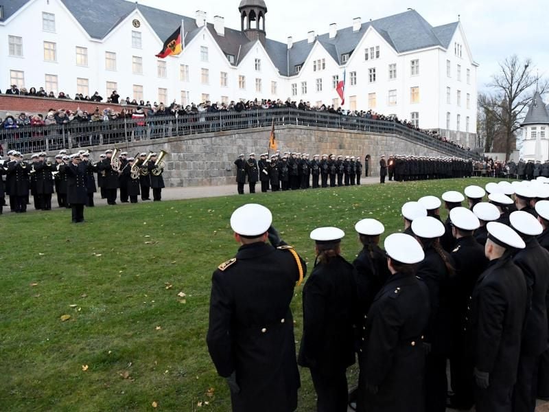 Soldaten stehen bei einer Vereidigung mit feierlichem Gelöbnis vor dem Schloss. Foto: Carsten Rehder/dpa
