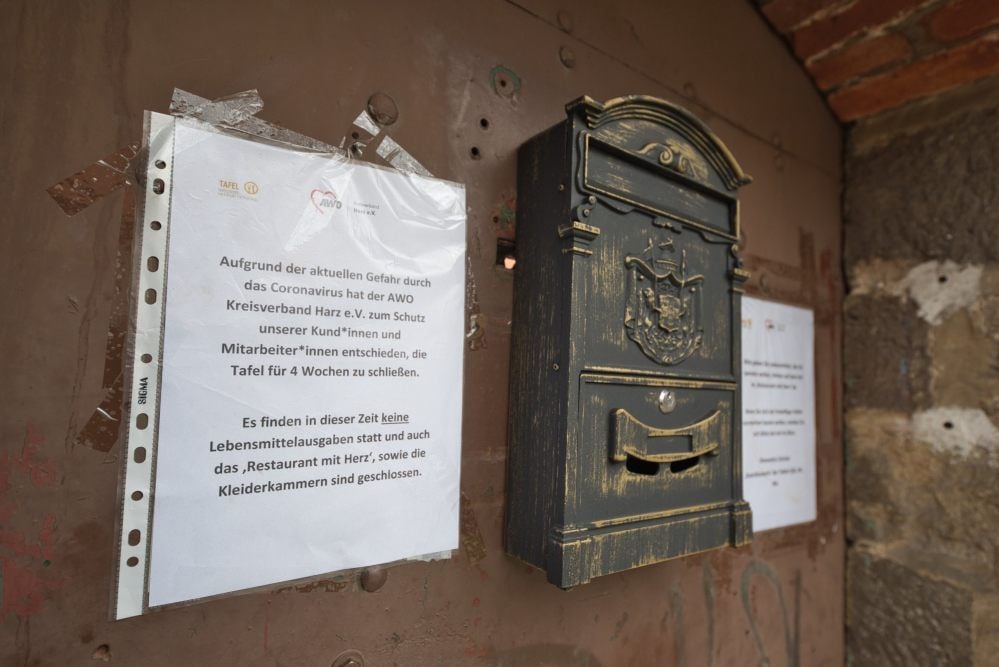 Aushang an der Ausgabestelle der Tafel in Quedlinburg. Wie hier sind sämtliche Tafeln im Landkreis nun erst mal für vier Wochen geschlossen.