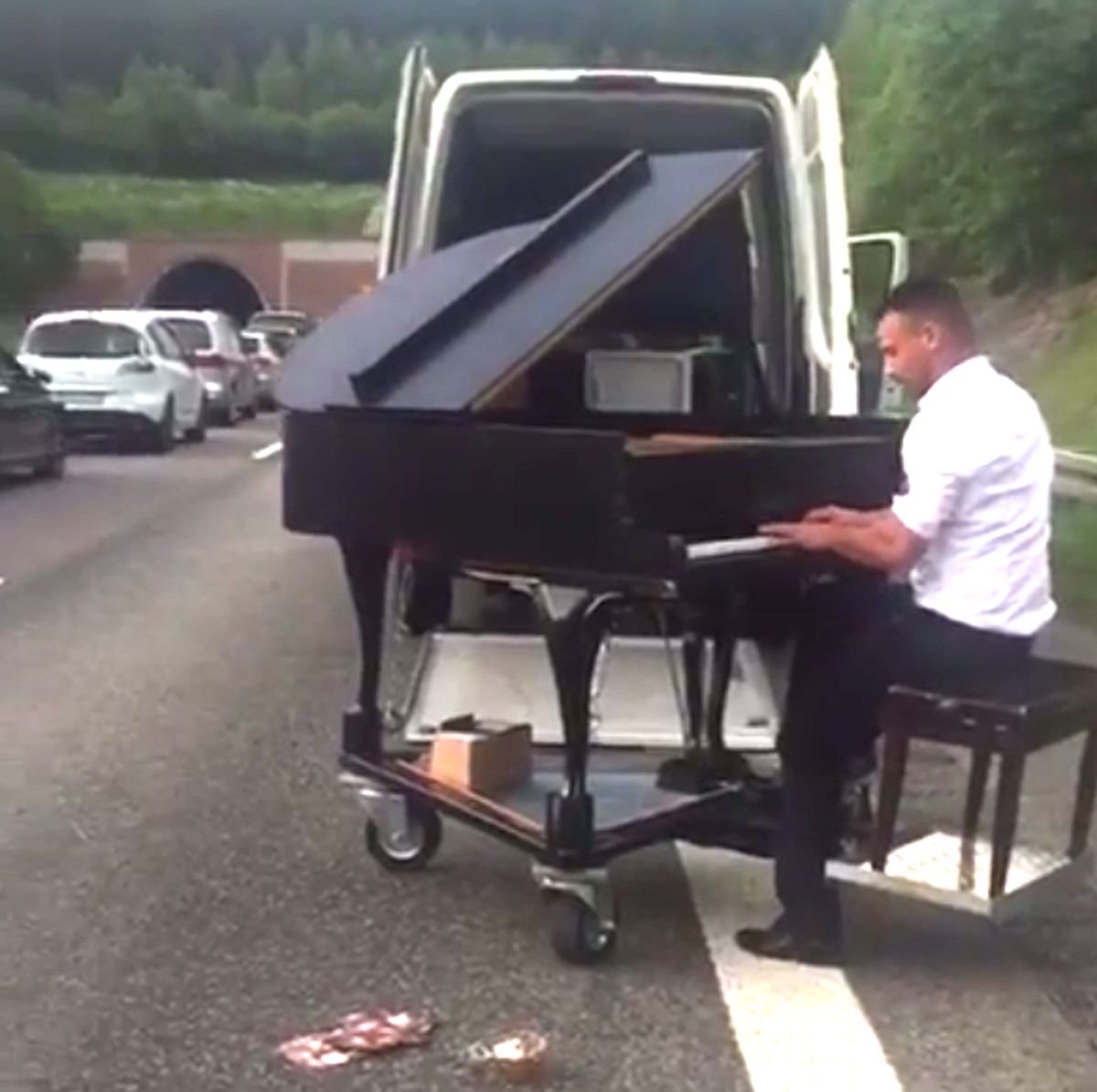 Christian Pommnitz sitz an seinem mobilen Flügel und musiziert kurzerhand auf der Autobahn.