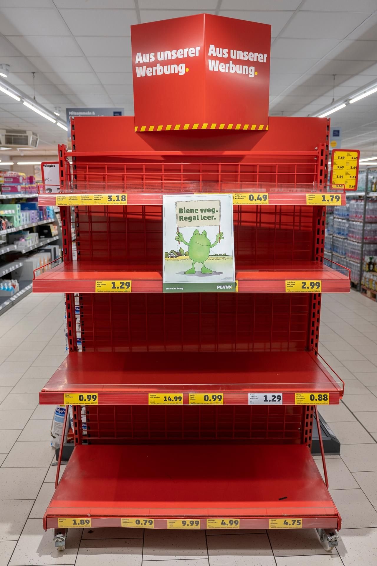 Die Supermarktkette Penny hat am Montag in einer Filiale im niedersächsischen Langenhagen für einige Stunden alle Produkte aus den Regalen geräumt, die direkt oder indirekt von der Insektenbestäubung abhängig sind.
