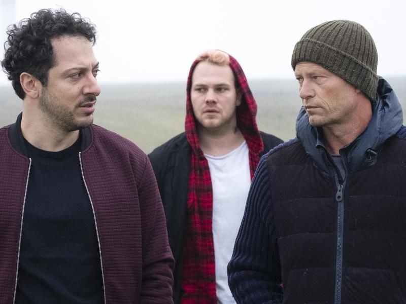 Yalcin Gümer (Fahri Yardim, l-r), Tom Nix (Ben Münchow) und Nick Tschiller (Til Schweiger) im „Tatort”. Foto: Christine Schröder/NDR/dpa