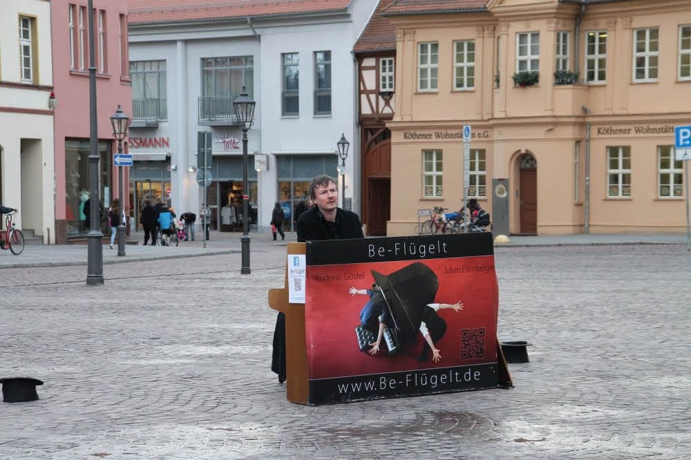 Andreas Güstel macht Musik auf dem Köthener Markt.