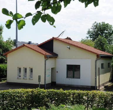 Auch das nicht mehr genutzte Feuerwehrgerätehaus wird angeboten.