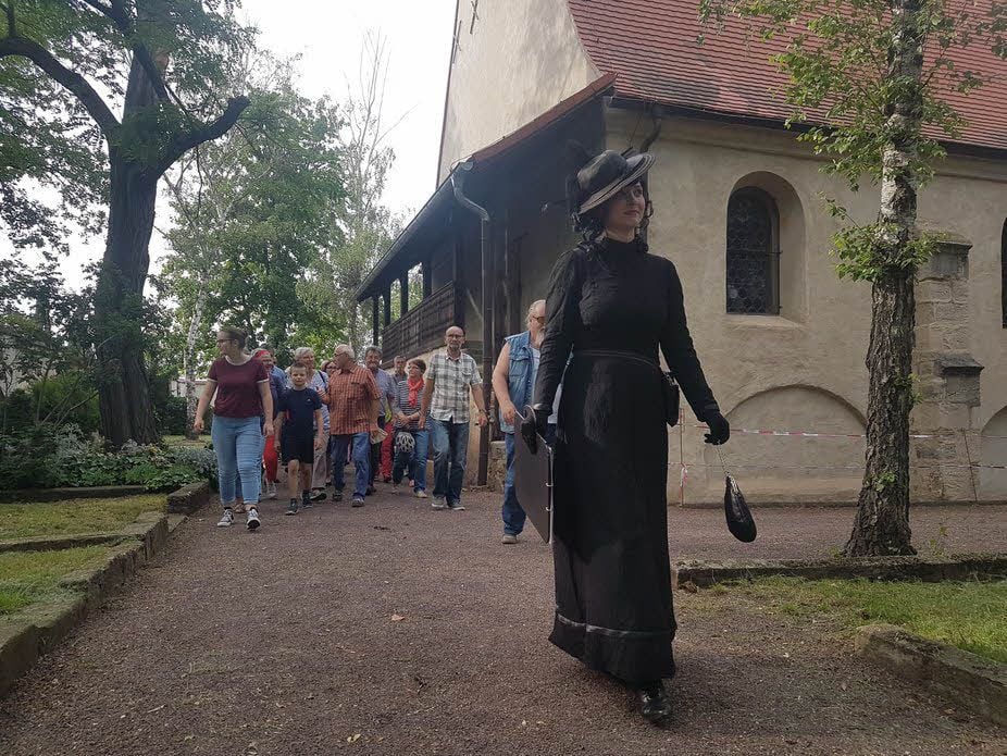 Kunsthistorikerin Anja Kretschmer gestaltete als „Schwarze Witwe“ eine gut besuchte Führung über den Merseburger Stadtfriedhof.