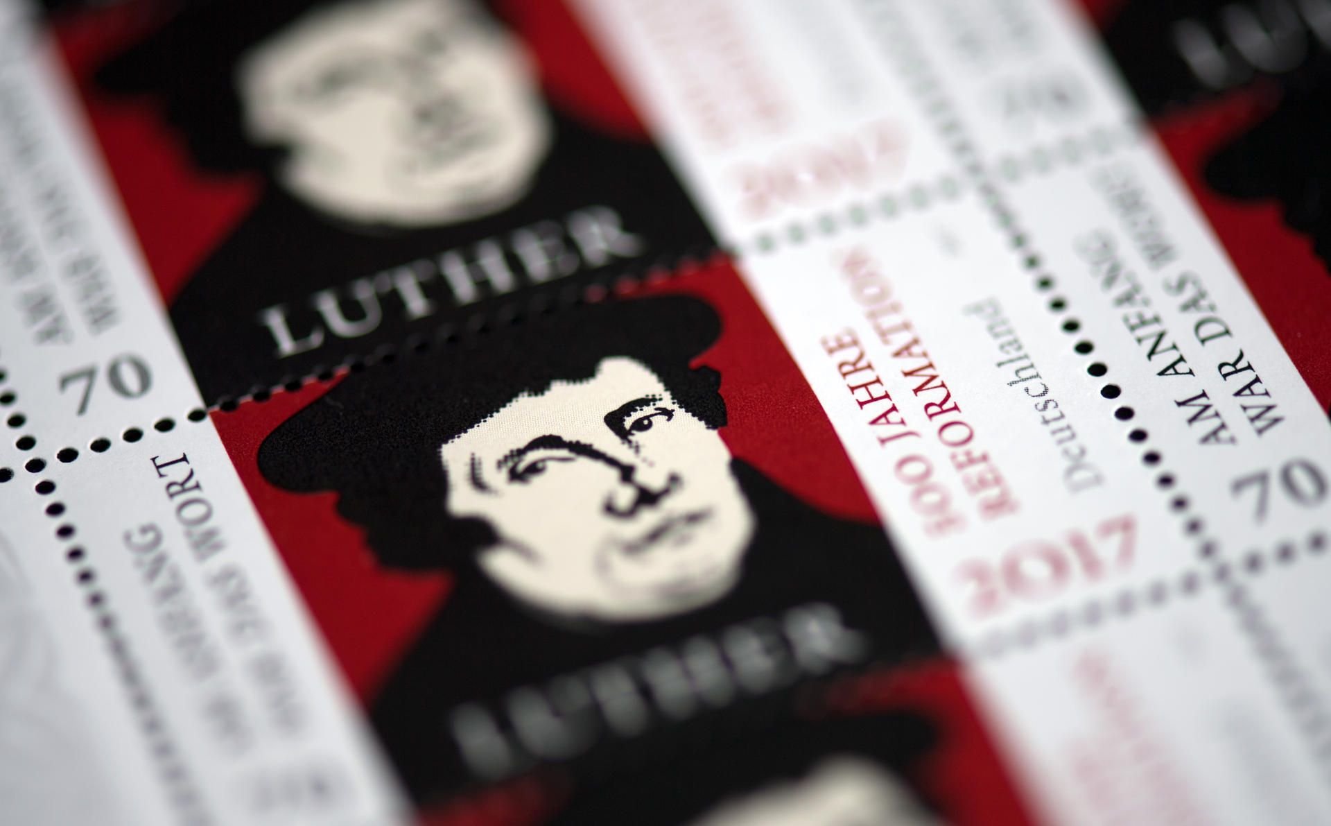 Ein Bogen mit der Sonderbriefmarke „500 Jahre Reformation“