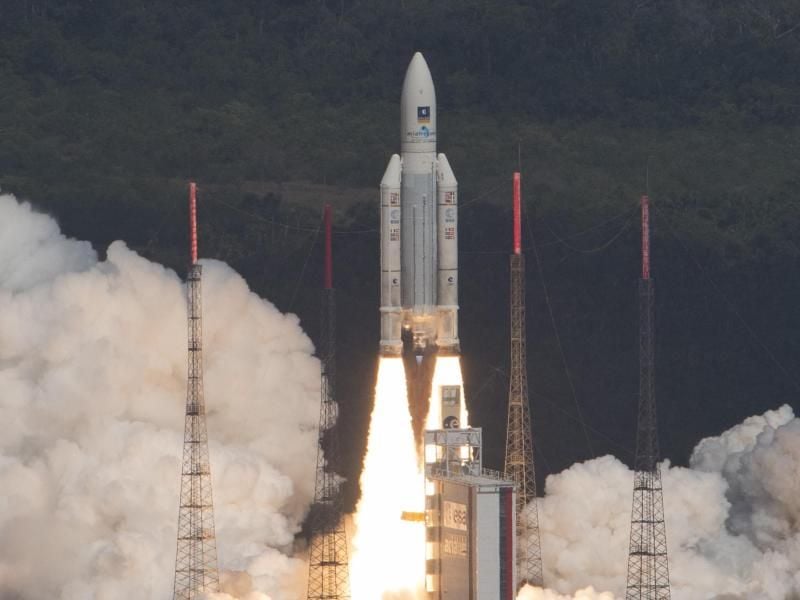 Eine Ariane-5-Rakete startet vom Weltraumbahnhof Kourou in Französisch-Guyana in Südamerika. Foto: Stephane Corvaja/Archiv