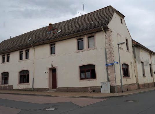 Die ehemalige Stadthalle in Sandersleben steht zum Verkauf.