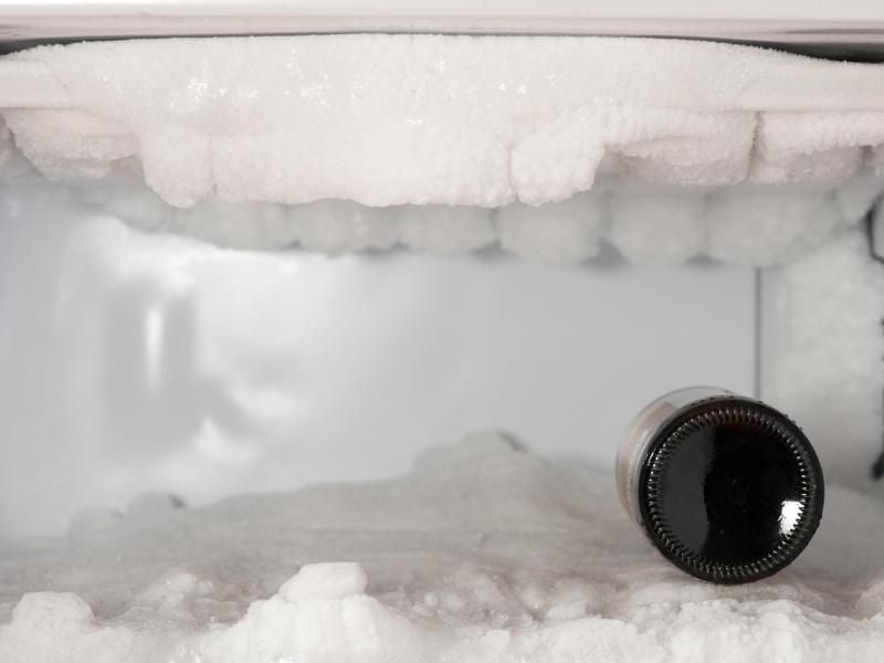 Spätestens wenn sich im Gefrierfach bereits eine dicke Eisschicht gebildet hat, ist es Zeit, ihn abzutauen. Foto: Klaus-Dietmar Gabbert