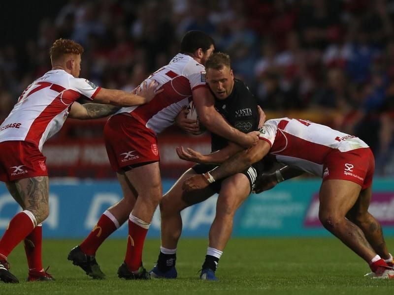 Renkte sich seine Kniescheibe selbst wieder ein: Joe Westerman (2.v.r) von Hull FC in Aktion gegen drei Spieler der Hull Kingston Rovers. Foto: Simon Cooper/PA Wire